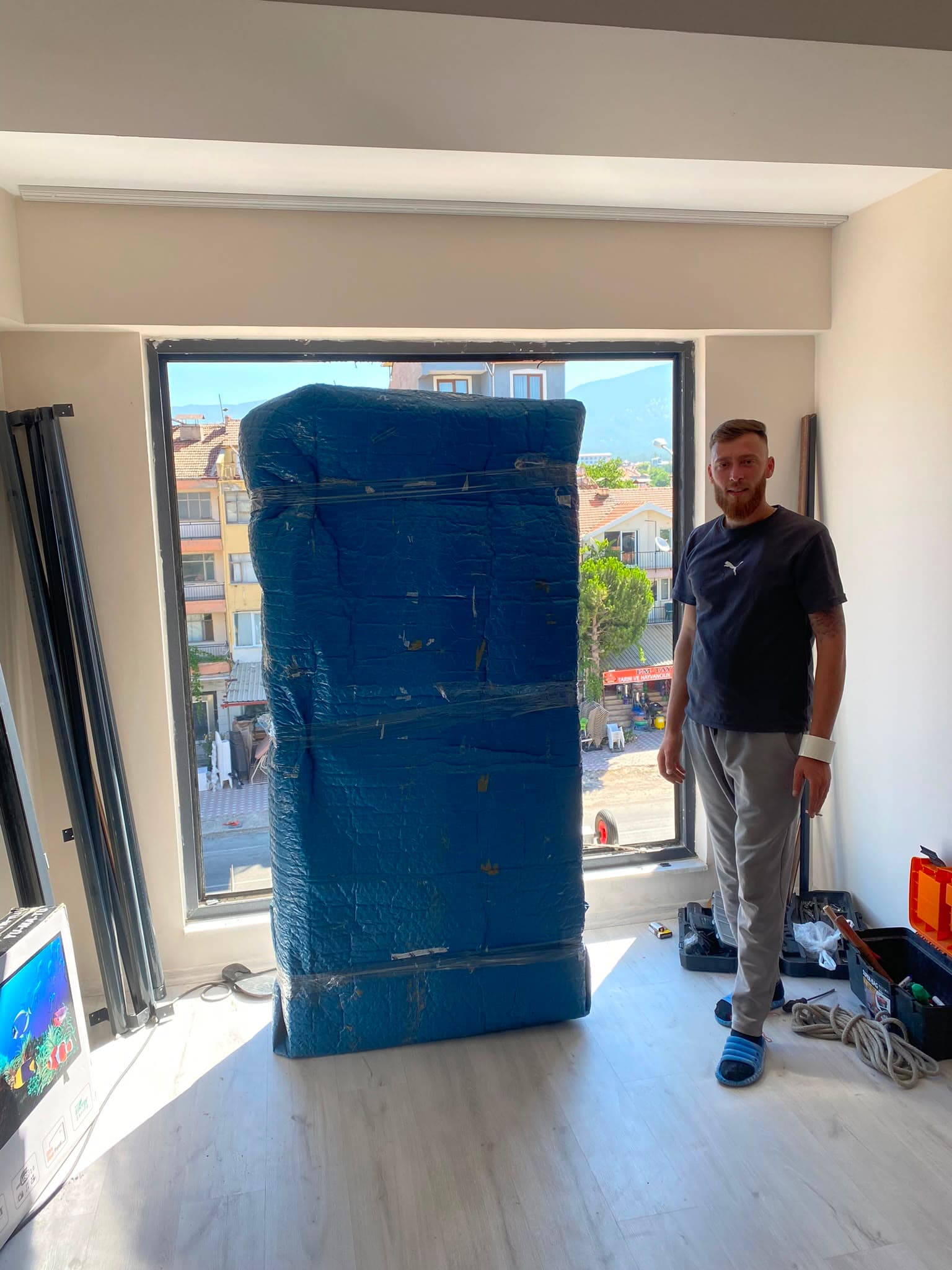 Profesyonel nakliyat ekibi paketlenmiş eşya ile Profesyonel nakliyat ekibi paketlenmiş eşya ile