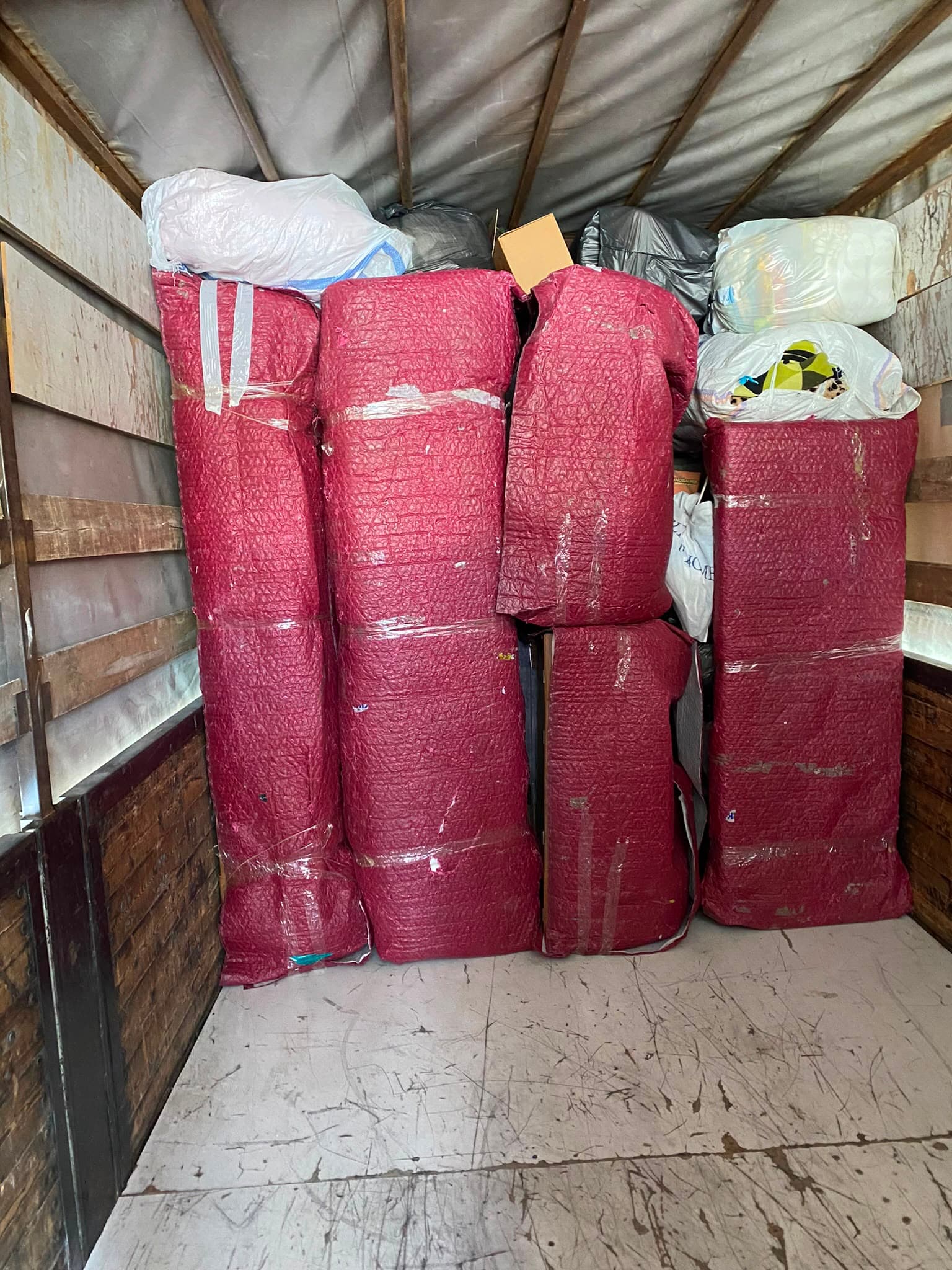 Nakliyat kamyonu kasası paketlenmiş eşyalarla dolu Nakliyat kamyonu kasası paketlenmiş eşyalarla dolu