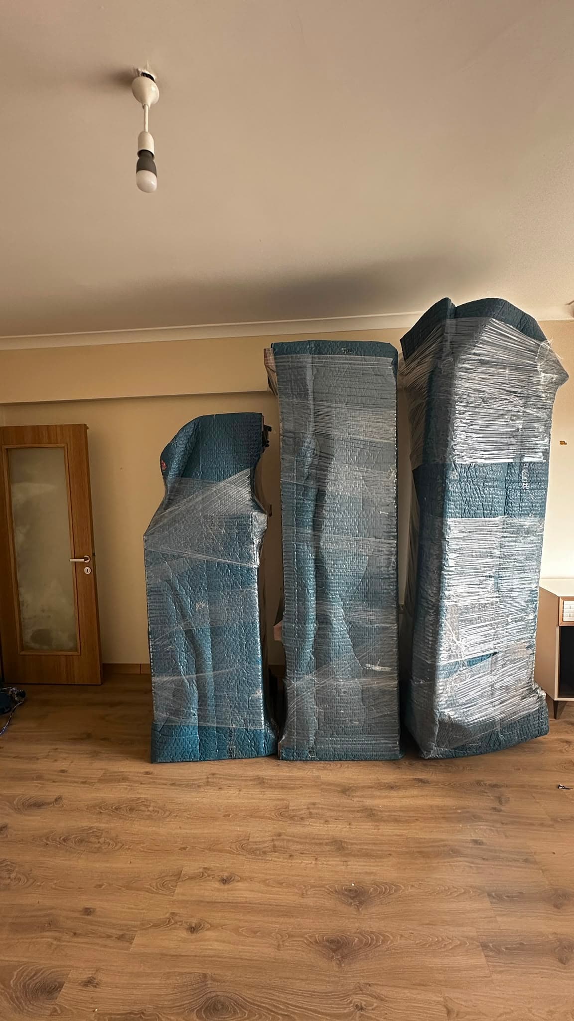 Stretch film ile paketlenmiş koltuklar nakliyat koruması Stretch film ile paketlenmiş koltuklar nakliyat koruması