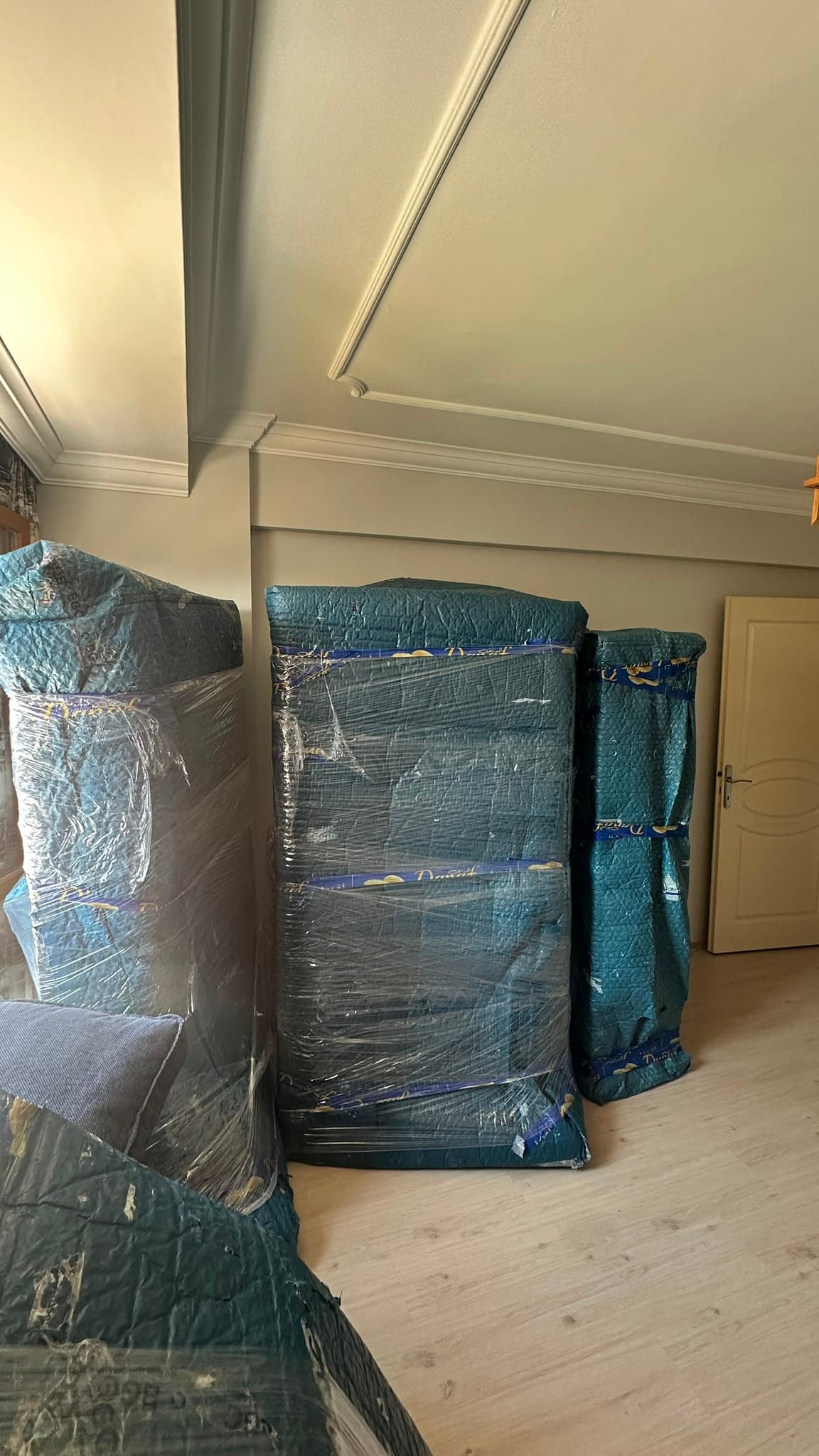 Evden eve nakliyat mavi battaniyeli özenle paketlenmiş mobilyalar Evden eve nakliyat mavi battaniyeli özenle paketlenmiş mobilyalar