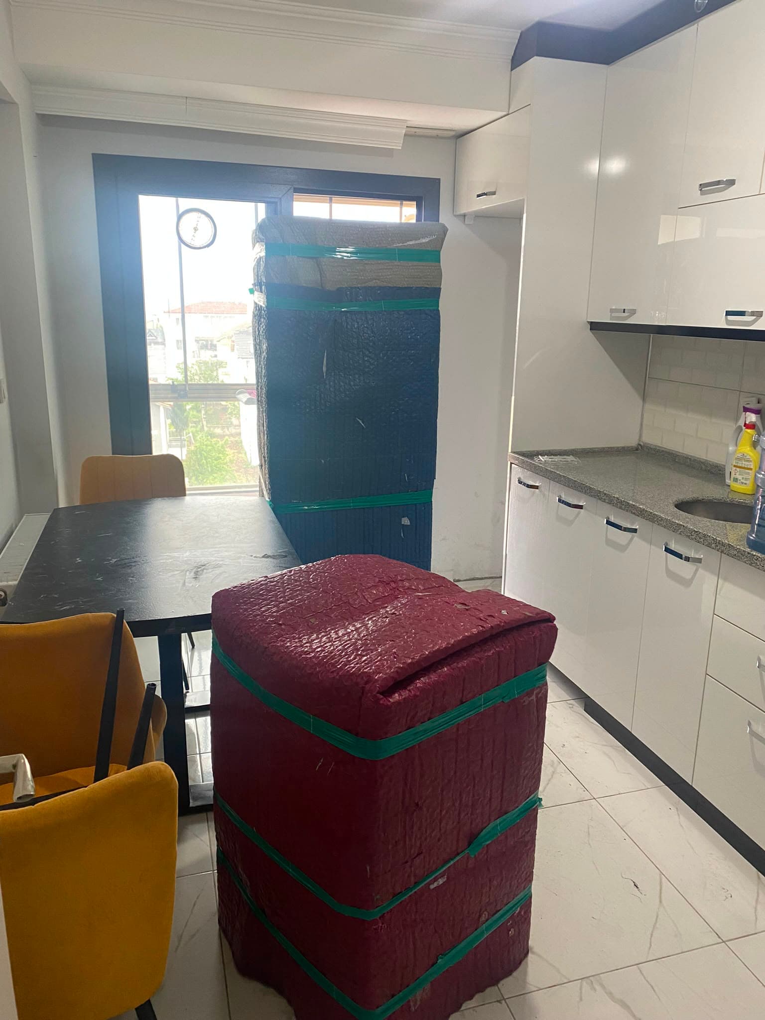 Mutfak buzdolabı ve eşyaların profesyonel nakliyat paketlemesi Mutfak buzdolabı ve eşyaların profesyonel nakliyat paketlemesi