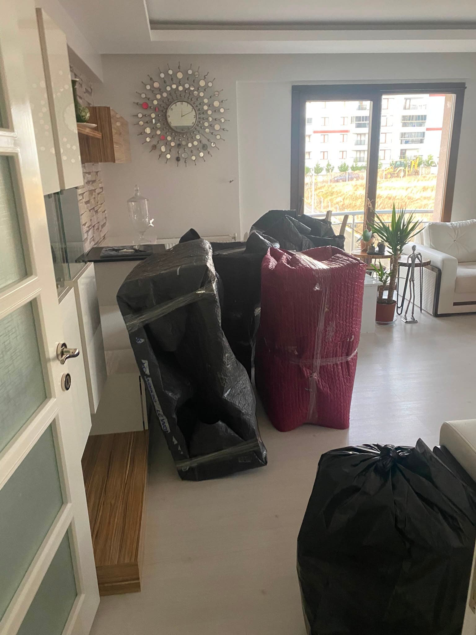 Taşınma öncesi paketlenmiş eşyalar planlı operasyon hazırlığı
